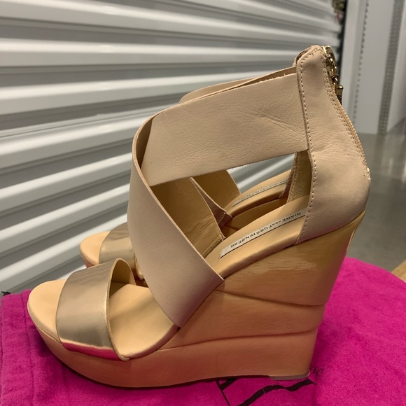 DVF Opal Wedge Nude & Gold size 8.5 - Picture 3 of 5
